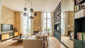 Una sala de estar moderna con un sofá, una mesa de centro y estanterías.