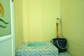 Single Room | Bathroom | Shower, towels - SPOT ON 91791 Homestay Surya Syariah (Tarakan)