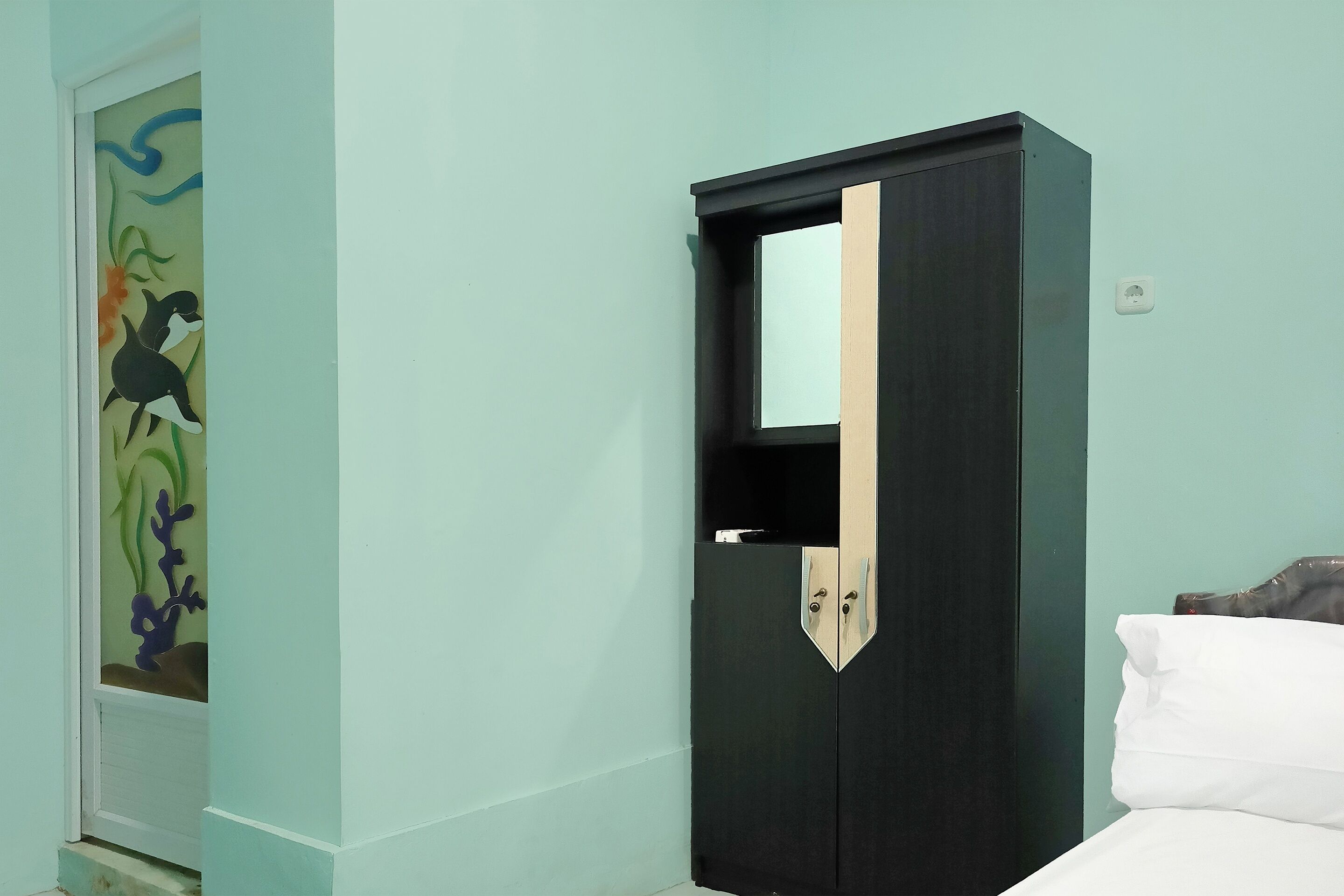 Single Room | Laptop workspace, free WiFi, bed sheets