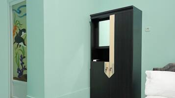 Single Room | Laptop workspace, free WiFi, bed sheets