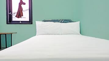 Single Room | Laptop workspace, free WiFi, bed sheets