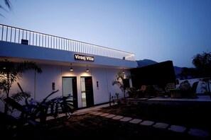Outdoor dining - 2B Luxury Villa with Mountain View (Udaipur)