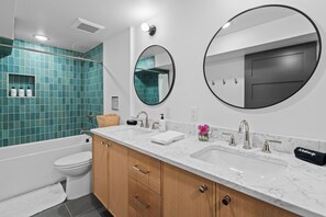 Shower, hair dryer, towels - Legendary views, hill top home in Livingston with hot tub and central AC (Livingston)