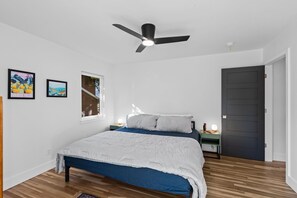 5 عدّة غرف نوم ومكتب ومكواة/لوح كي وسرير سفر