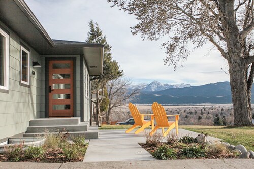 Legendary views, hill top home in Livingston with hot tub and central AC