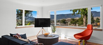 Legendary views, hill top home in Livingston with hot tub and central AC