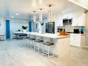 雪櫃、微波爐、焗爐、爐具