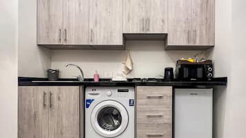 Comfort Double Room, Mixed Dorm | Dapur peribadi | Peti sejuk mini, ketuhar gelombang mikro, tisu