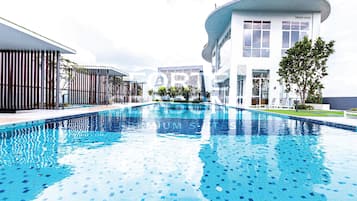 Una piscina al aire libre