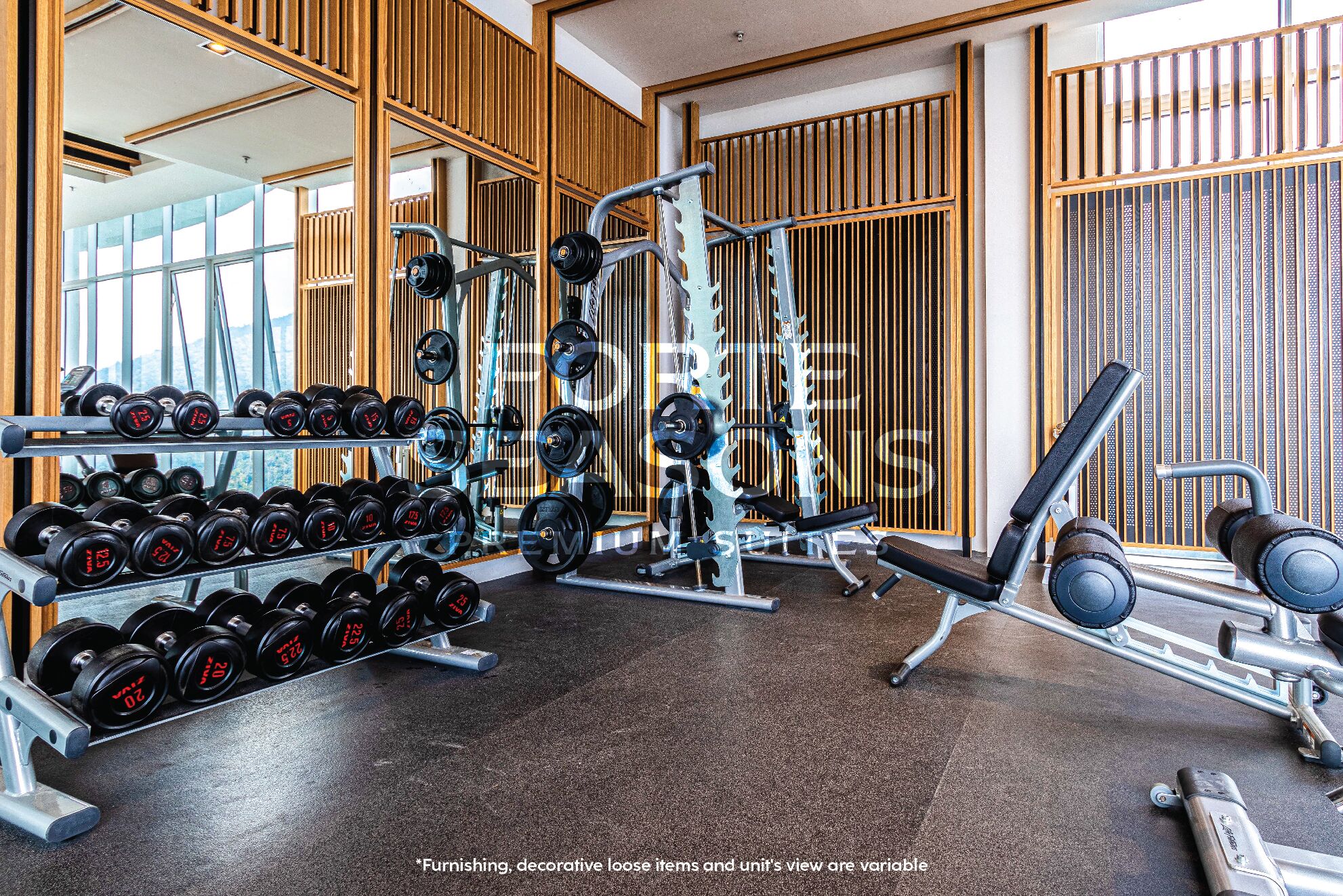 Ett gym med utrustning för styrketräning, en bänk och ett ställ med hantlar.