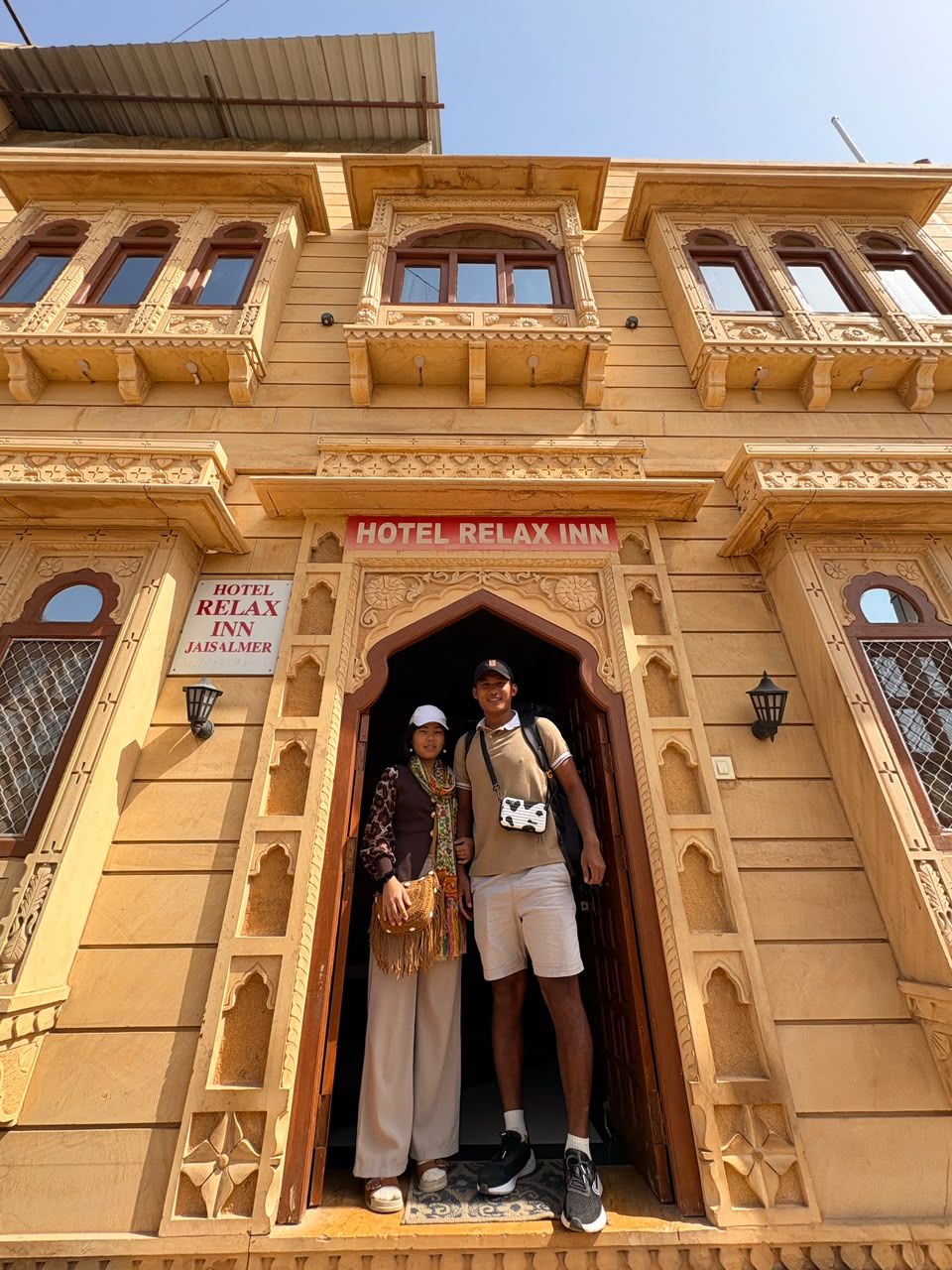 En bygning med et skilt, der viser 'HOTEL RELAX INN' og 'Jaisalmer' som stedebestemmelse.