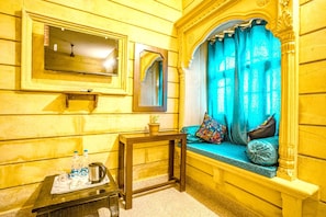 Camera familiare | Biancheria da letto di alta qualità, una scrivania, insonorizzazione