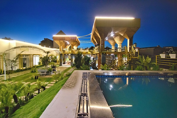 Una piscina al aire libre