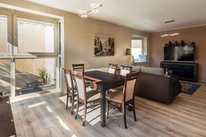 Studiosuite | Individuelt dekorert, skrivebord for bærbar PC og wi-fi (inkludert)