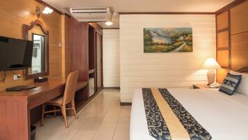 Dobbeltrom – deluxe, bassengutsikt | Safe på rommet, wi-fi (inkludert) og sengetøy