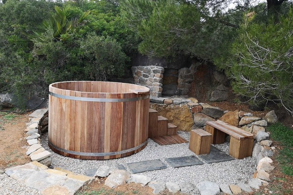 Outdoor spa tub