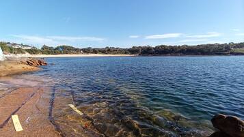Plage, chaises longues, serviettes de plage