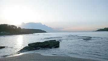 Aan het strand, ligstoelen aan het strand, strandlakens