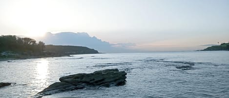 Plage, chaises longues, serviettes de plage