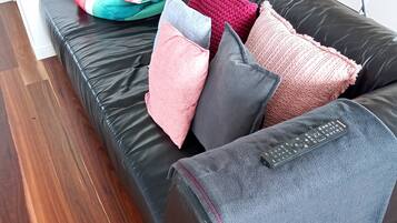 Smart-TV, DVD-Player, Bücher, Musikbibliothek