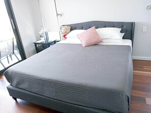 3 bedrooms, desk, iron/ironing board, free WiFi