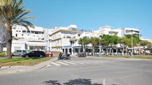 Une vue de rue avec un restaurant appelé « RESTAURANTE LOS CORALES » et une moto garée.