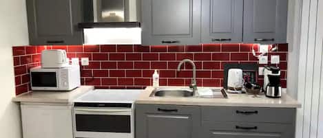 Kylskåp, mikrovågsugn, ugn och spishäll