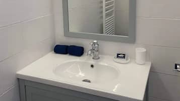 Suihku, hiustenkuivaaja, pyyhkeet