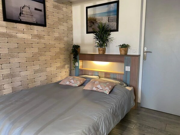 1 chambre, fer et planche à repasser, Wi-Fi gratuit, draps fournis