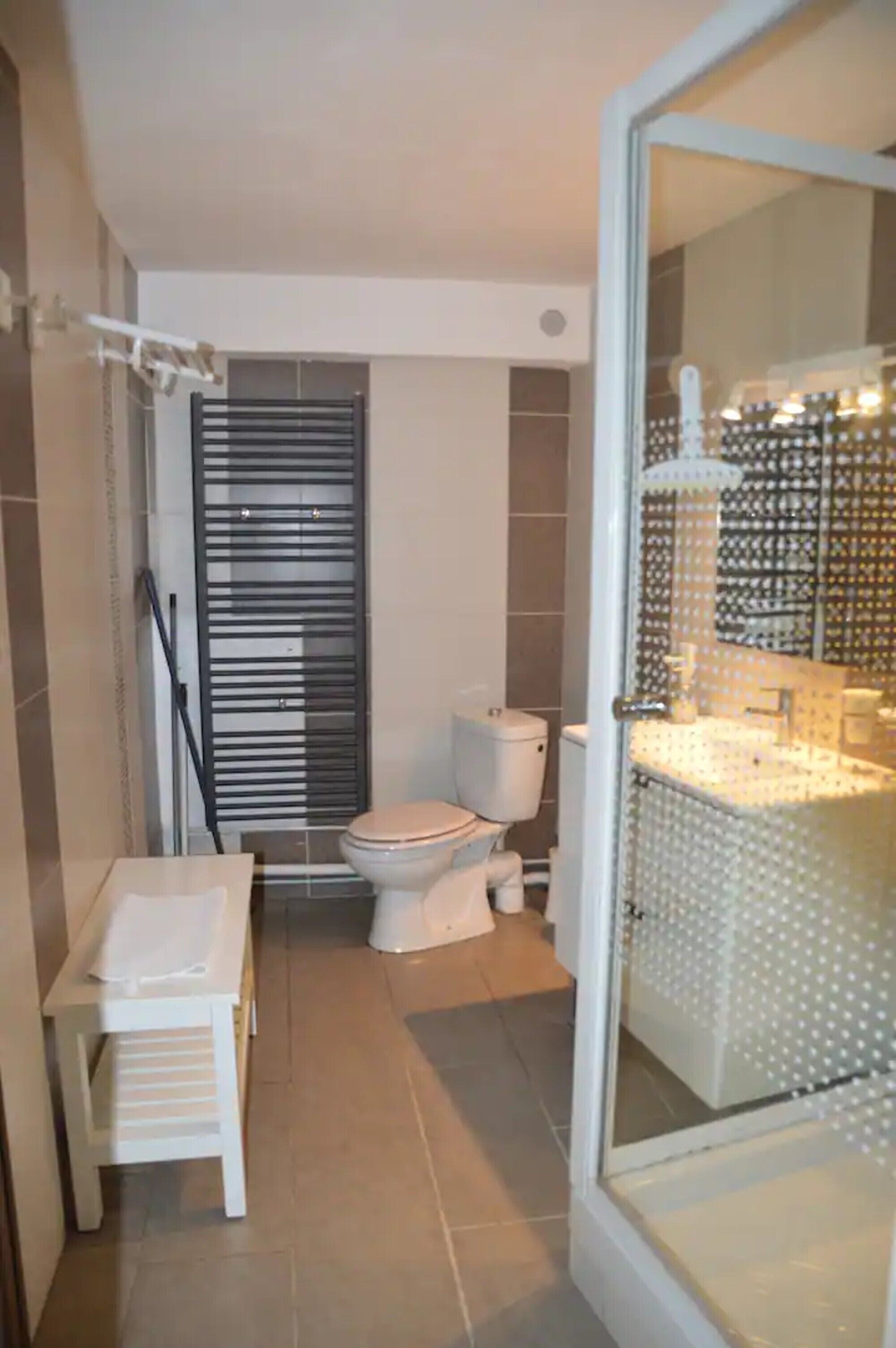 Een douche, een haardroger, handdoeken