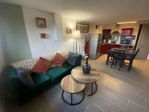 TV - Apartment 'Le Jardin De Sasha' with Private Terrace, Private Garden and Wi-Fi (Equemauville)