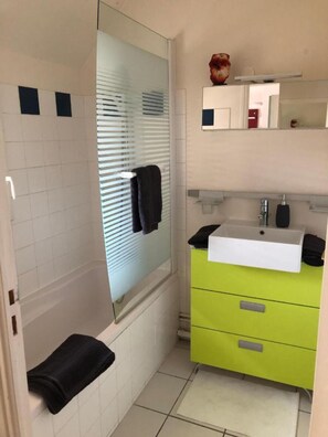 Bathtub, hair dryer, towels - 'Duplex Du Cottage' Apartment with Wi-Fi (Honfleur)