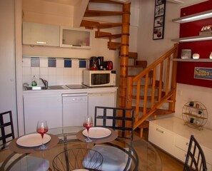 Fridge, microwave, oven, stovetop - 'Duplex Du Cottage' Apartment with Wi-Fi (Honfleur)