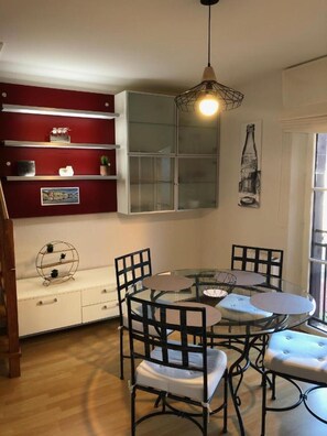 Dining - 'Duplex Du Cottage' Apartment with Wi-Fi (Honfleur)
