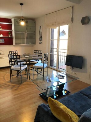 TV, DVD player - 'Duplex Du Cottage' Apartment with Wi-Fi (Honfleur)