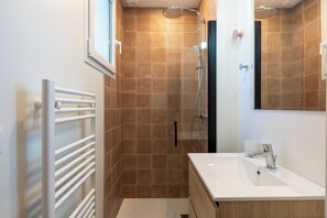 Dusche, Haartrockner, Handtücher