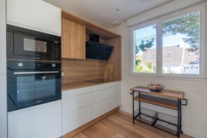 Fridge, microwave, oven, stovetop - Jolie Maison Familiale à Proximité de la Plage (La Baule-Escoublac)