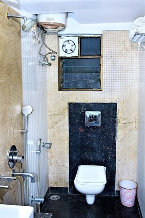 Premium Room | Bathroom | Free toiletries, hair dryer