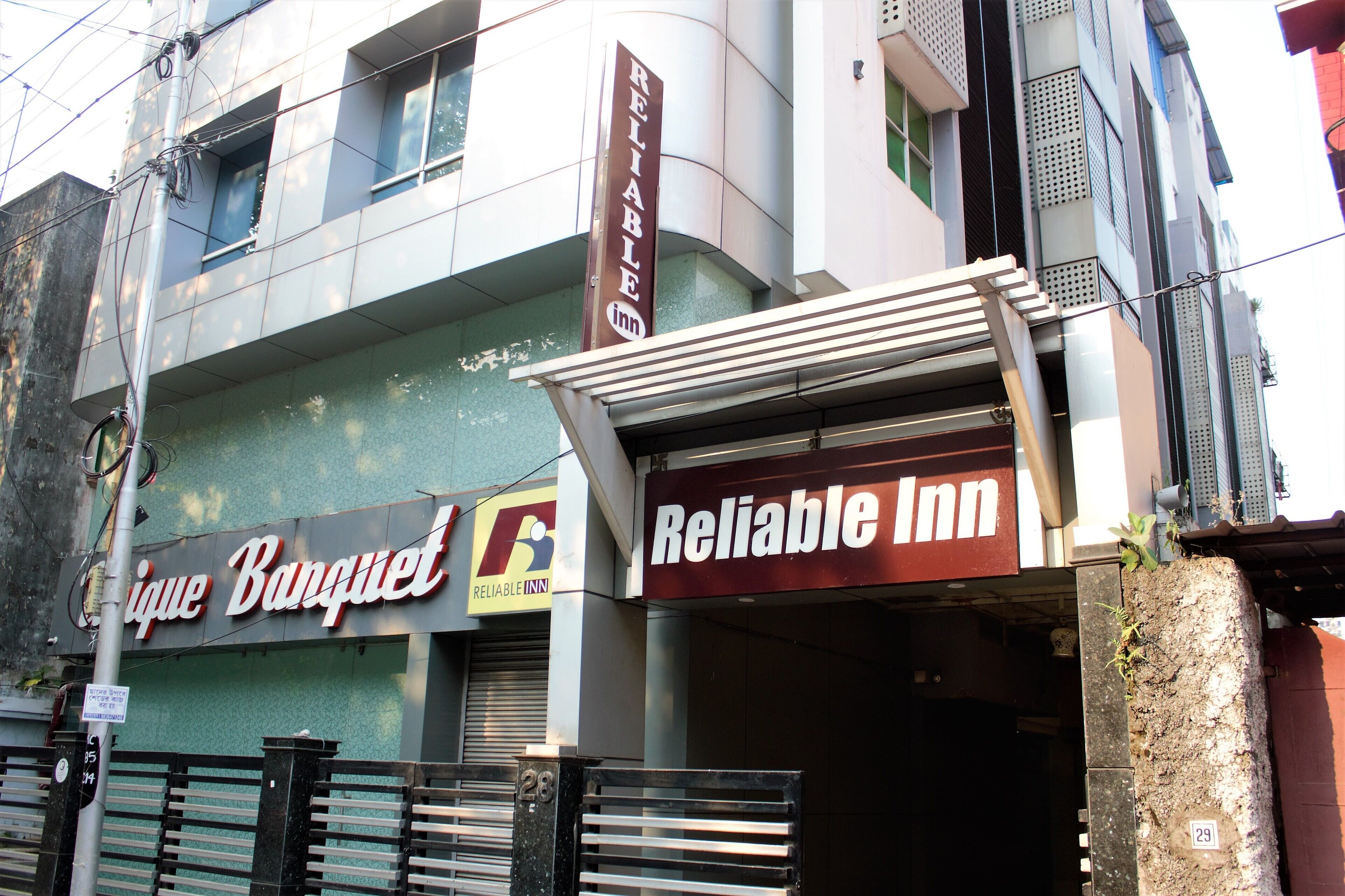 Un edificio con letreros que indican 'Unique Banquet' y 'Reliable Inn'.