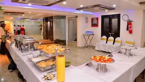 Un buffet proposant divers plats et un extincteur fixé au mur.