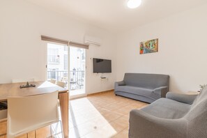TV - Apartment "Entreplayas Benidorm" with Balcony & Wi-Fi (Benidorm)
