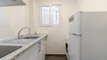 Een koelkast, een magnetron, een kookplaat, een vaatwasser