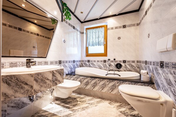 Bathtub, free toiletries