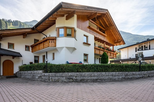 Ferienwohnung "Haus Kofler" mit Bergblick, privater Terrasse und WLAN