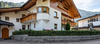 Apartamento "Haus Kofler" con vistas a la montaña, terraza privada y Wi-Fi