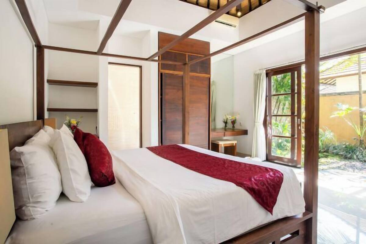 2 bedrooms, desk, soundproofing, bed sheets