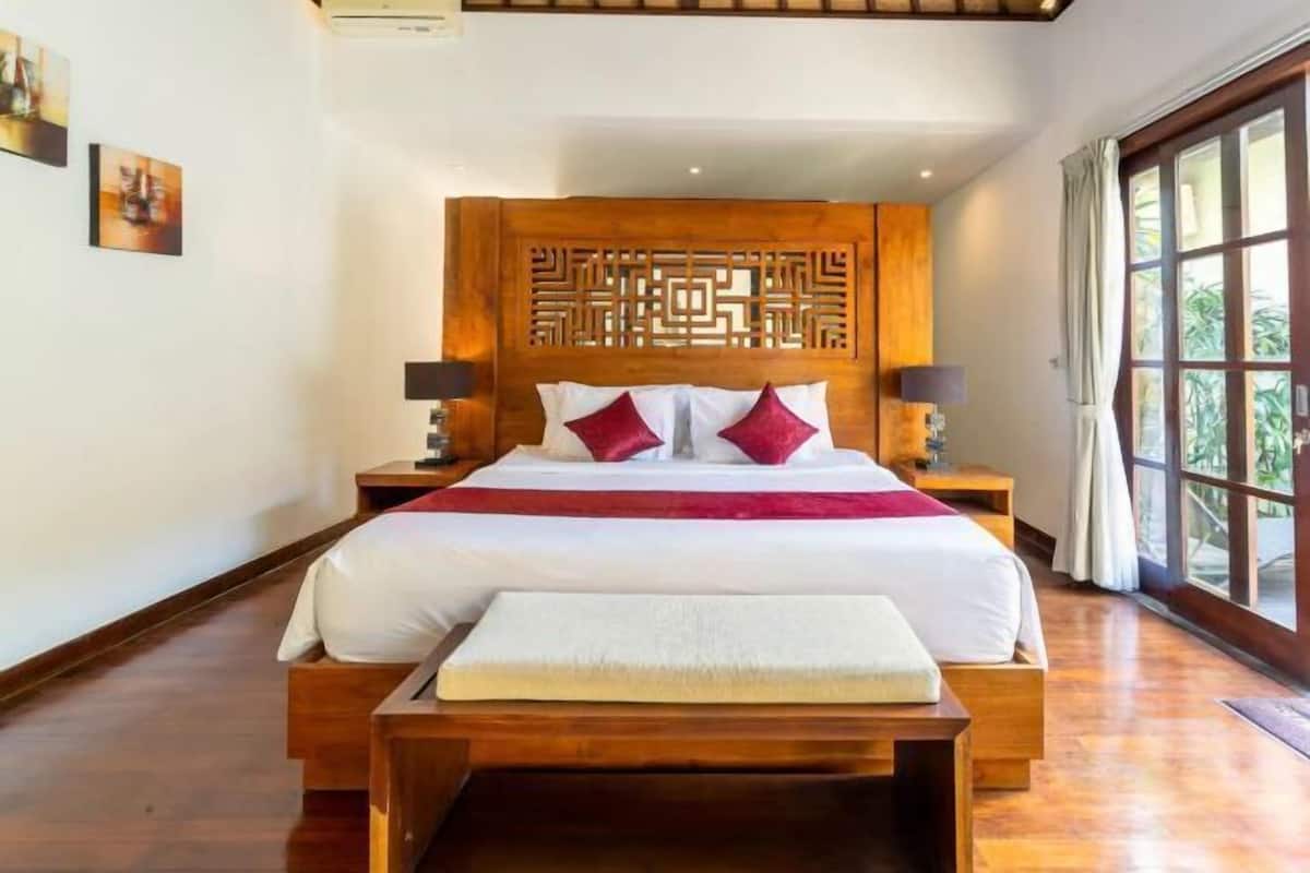 2 bedrooms, desk, soundproofing, bed sheets