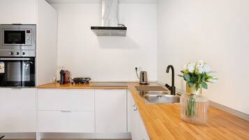 Køleskab, mikrobølgeovn, ovn, kogeplade