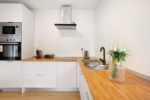 Kühlschrank, Mikrowelle, Ofen, Herdplatte