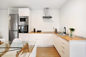 Kühlschrank, Mikrowelle, Ofen, Herdplatte